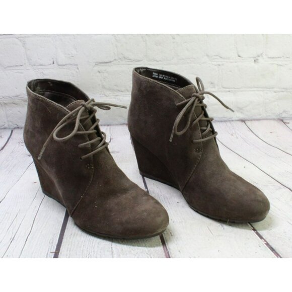 Clarks Brown Suede Lace Up Casual Wedge Ankle Booties Size 7.5 M - Picture 3 of 9